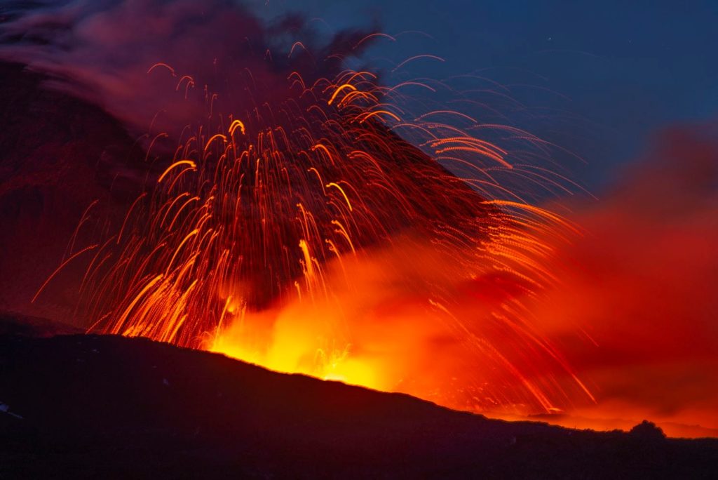 Lanza lava y cenizas, entra en erupción el Monte Etna en Italia