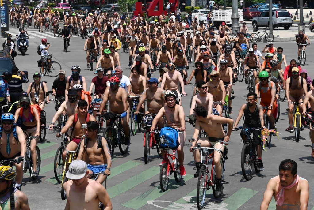 Ciclistas ¡Sin ropa! realizan rodada en la Ciudad de México, exigen respeto y seguridad