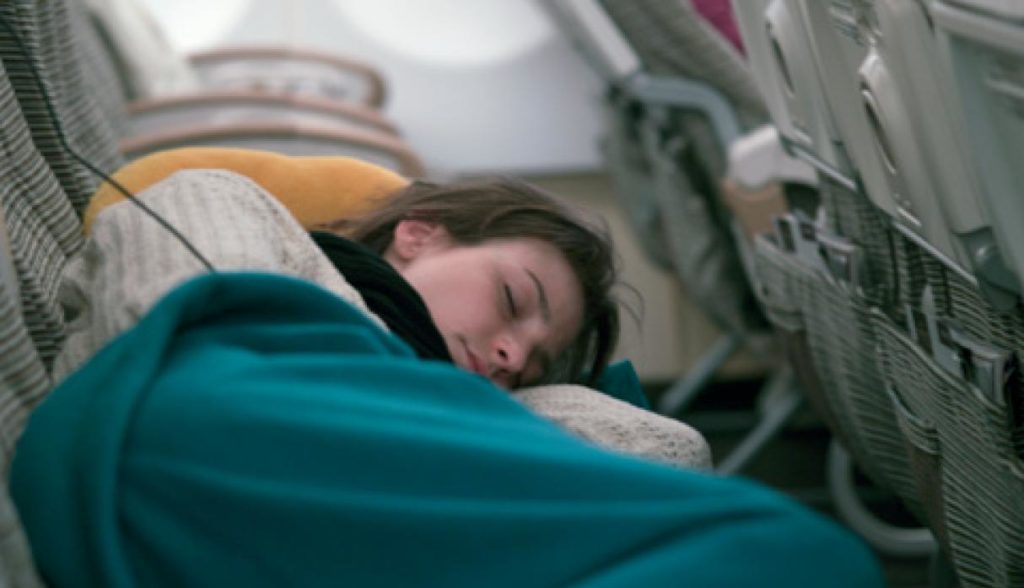 Se duerme en el vuelo y despierta sola, abandonada y a oscuras en el avión