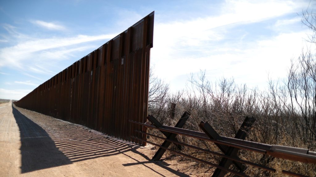 Corte autoriza a Trump construir Muro en la frontera con dinero del Pentágono