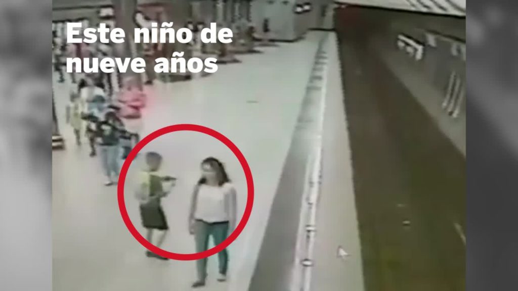 Niño se distrae con su celular jugado Pokemon Go y cae en la vía del metro ¡Se salvó!