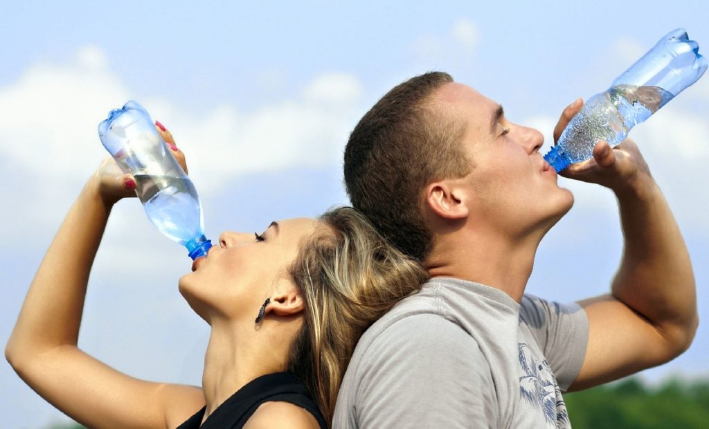 Reutilizar botellas de plástico para tomar agua puede ser más dañino de lo que imaginas