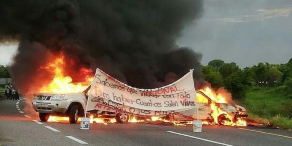 Amenazan a la Guardia Nacional, queman vehículos y bloquean carretera en Tabasco