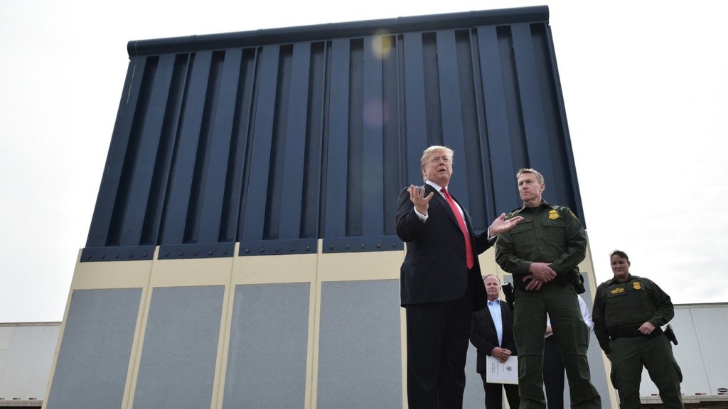 Corte prohíbe a Trump usar dinero del Pentágono para construir muro con México