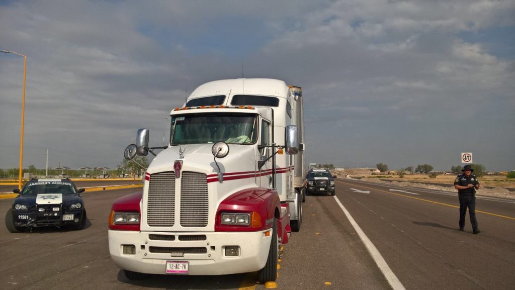 Traficaban con migrantes en tráileres con logos de empresas de supermercados