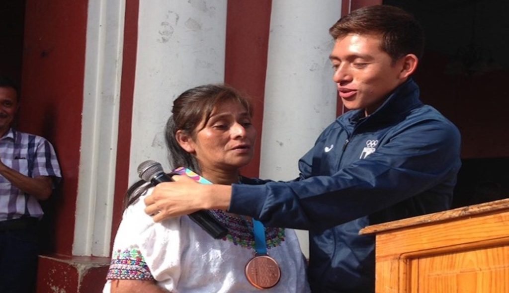 Atleta le regaló a su mamá la medalla que ganó en Juegos Panamericanos, lo crió sola