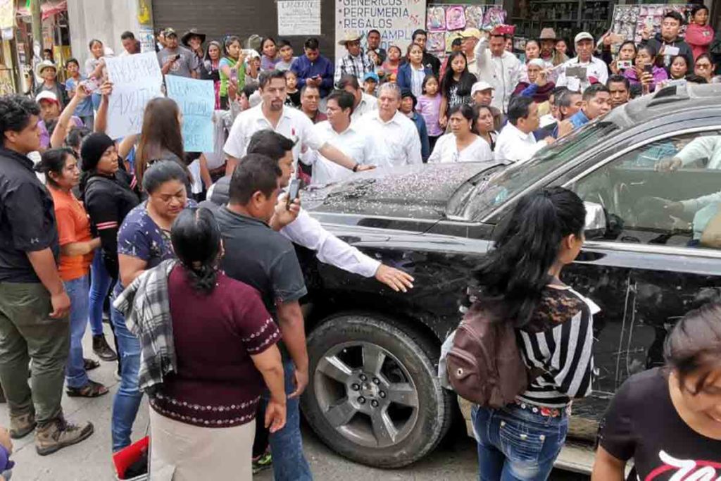 Habitantes de Oaxaca retienen a AMLO para exigir solución a problema de agua