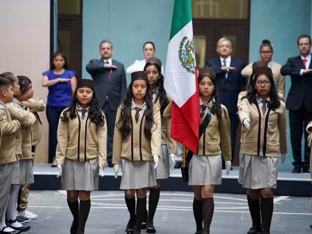 Regresaron a clases más de 25 millones alumnos en calma y sin problemas: AMLO