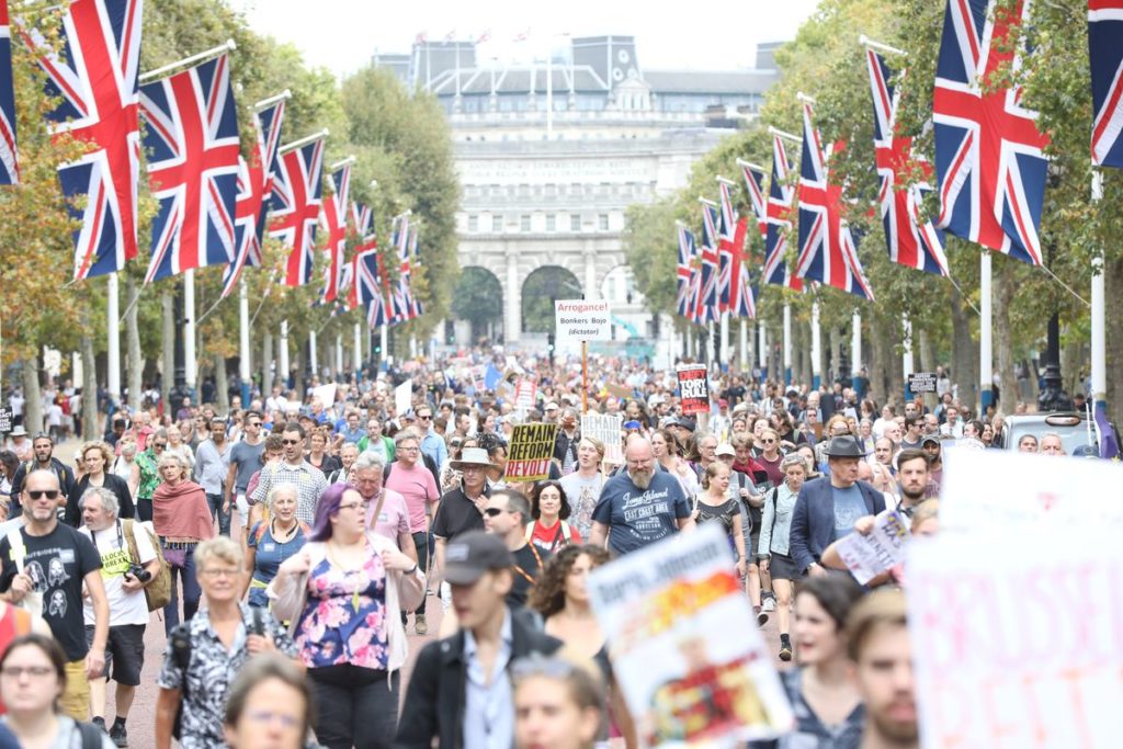 Protestan miles en contra la suspensión del Parlamento, británicos lo consideran golpe de estado