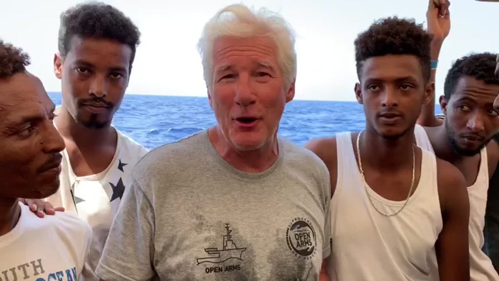 Richard Gere llevó víveres a migrantes salvados de barcazas en el Mediterráneo