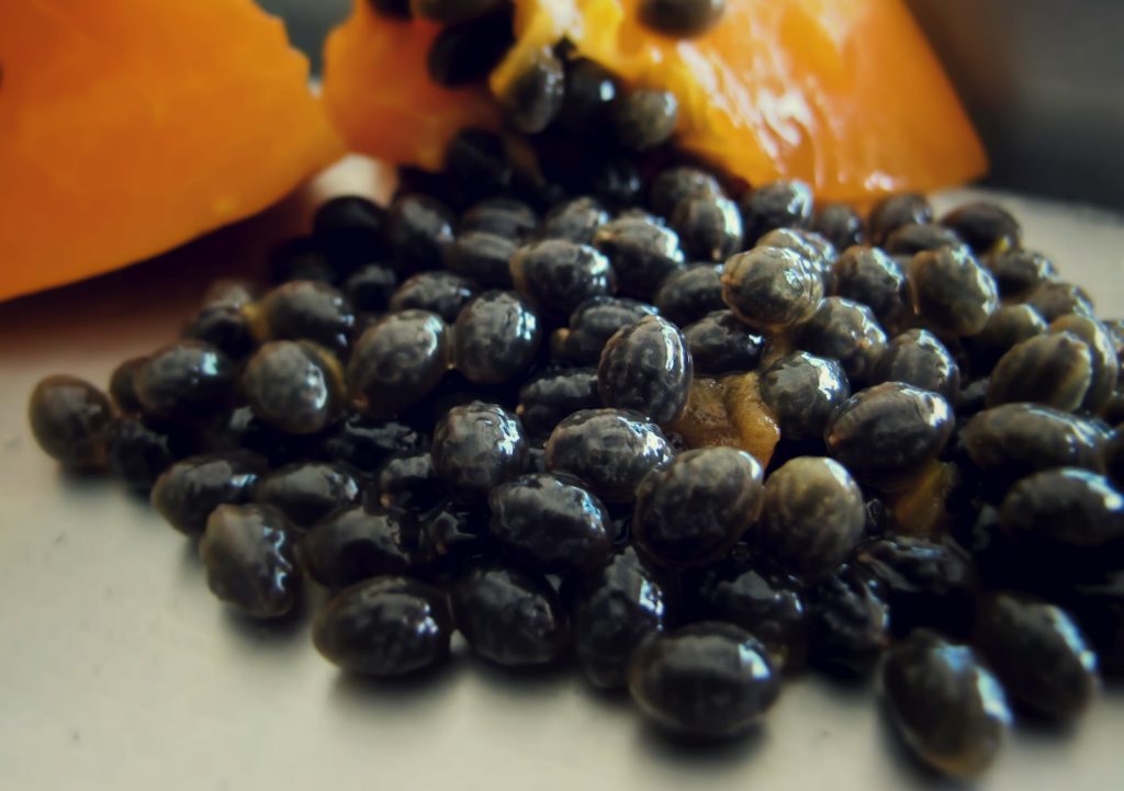 ¿Comer o no comer la semillas de papaya? Son más saludables de lo que imaginas