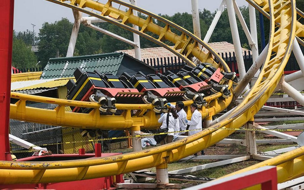 Trágico accidente en juego mecánico de la Feria de Chapultepec, dos jóvenes muertos