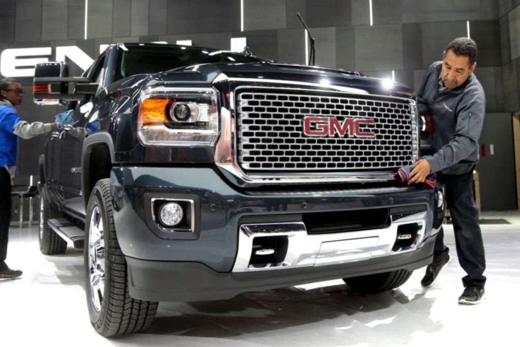Por falla en frenos General Motors llama a revisión a tres millones de camionetas y SUVs
