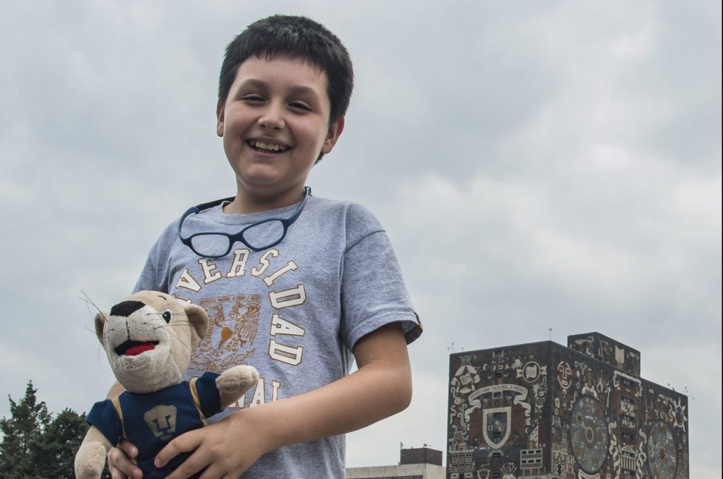 Carlos Santamaría, el niño genio que entró a la UNAM a los doce años sufre acoso de algunos profesores