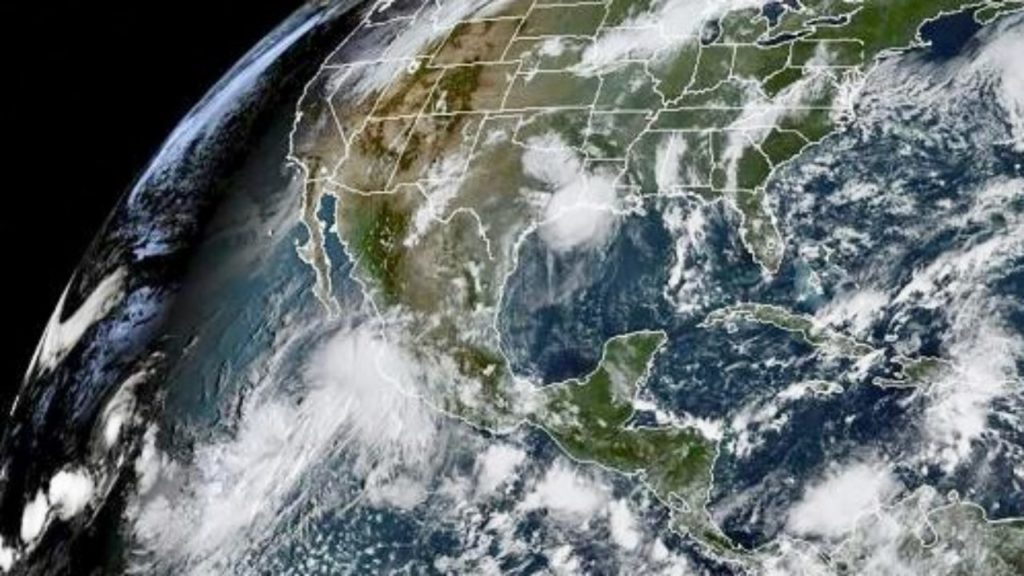 Huracán Lorena se fortalece y junto con la tropical tormenta Mario provocarán lluvias