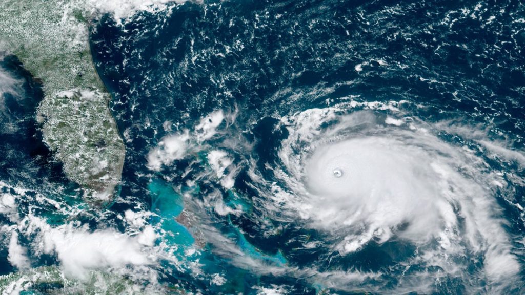 Cerca de las Bahamas, Dorian se fortalece y se convierte en huracán categoría 5