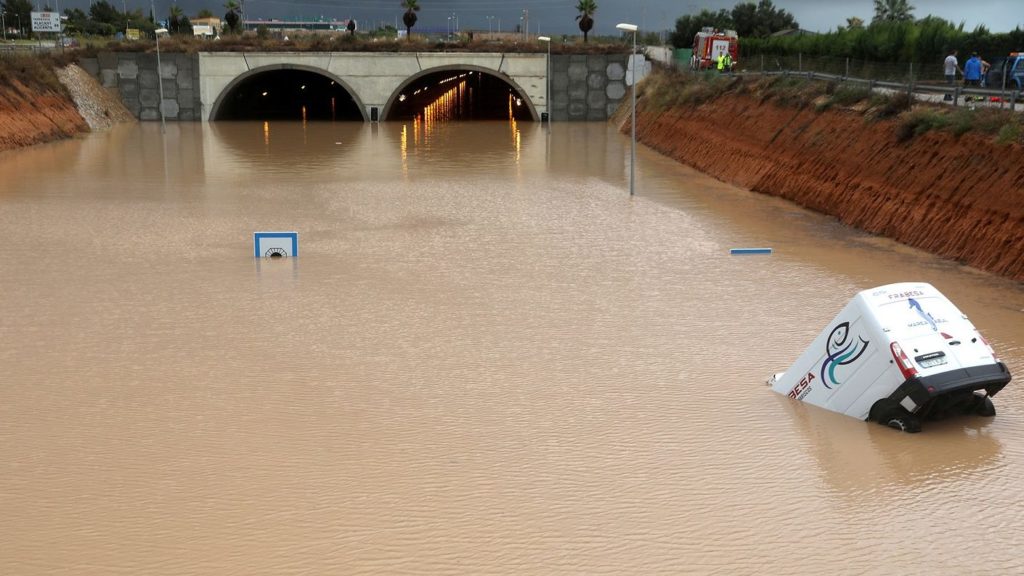 Cinco muertos por torrenciales lluvias en España, se desborda en algunas zonas el río Segura