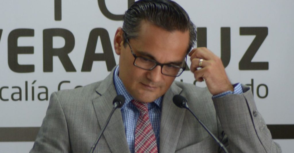 Remueven diputados de Morena al Fiscal de Veracruz Jorge Winckler y se arma zafarrancho