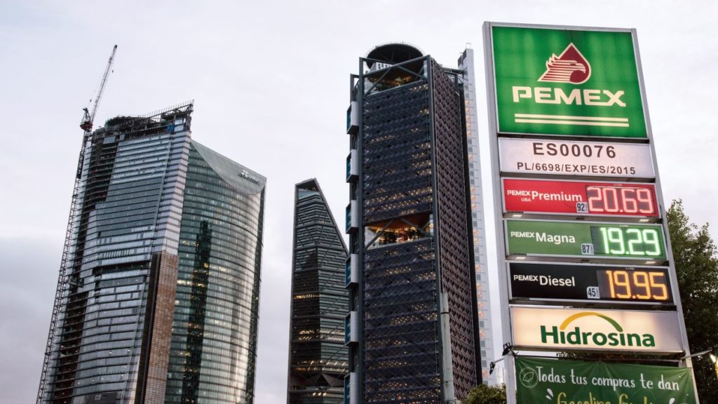 Pemex busca refinanciar cinco mil millones de dólares de deuda con bancos extranjeros