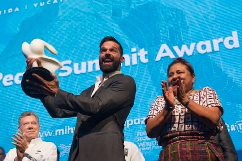 Todos tenemos los mismos derechos sin importar orientación sexual: Ricky Martin en Cumbre Mundial de Premios Nobel