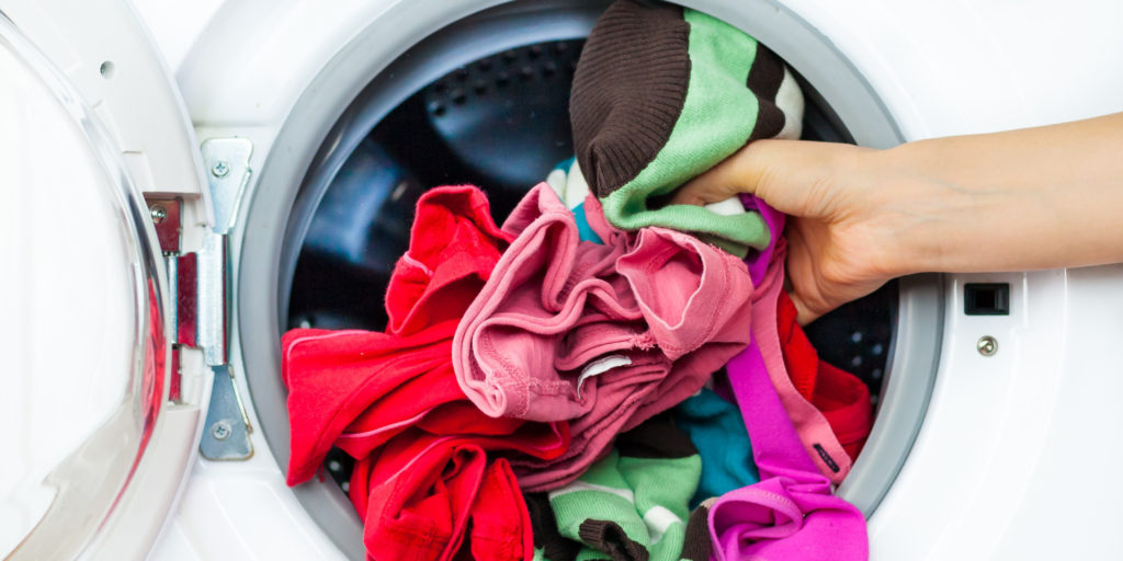 Usar la ropa nueva sin lavar es más riesgoso de lo crees, te decimos por qué