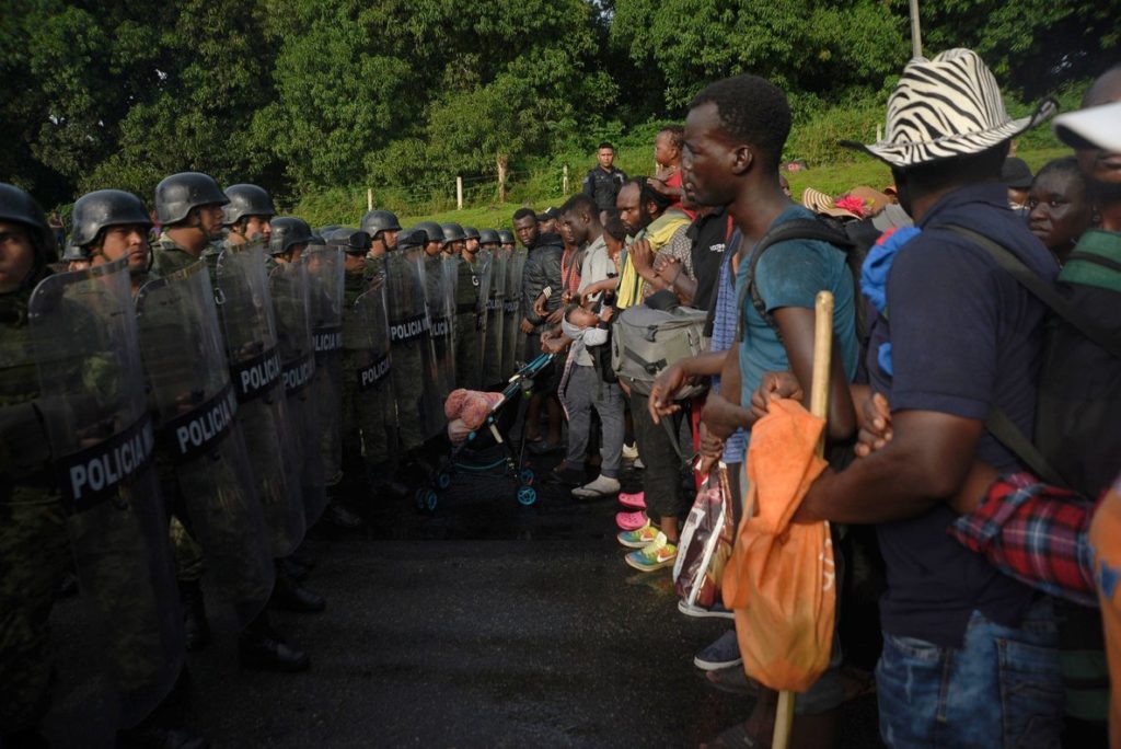 Guardia Nacional frena y disuelve caravana migrante en Chiapas