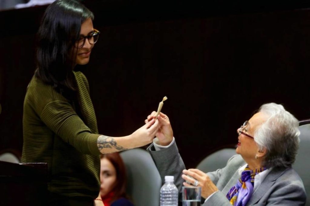 Diputada la regala un «porro» de marihuana a Olga Sánchez secretaria de Gobernación