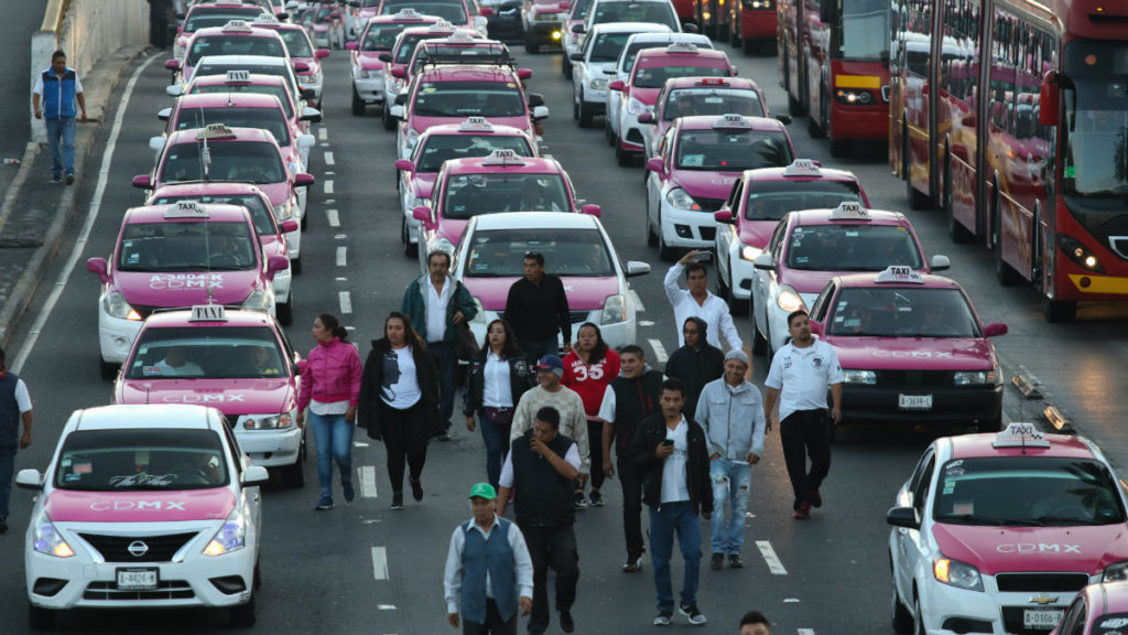 Taxistas desquician la ciudad de México, protestan contra Uber, Didi y Cabify