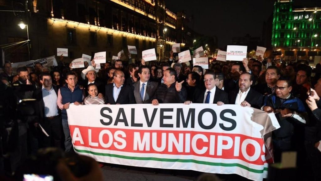 Piden audiencia alcaldes a Obrador, les cierran la puerta y les echan gas pimienta