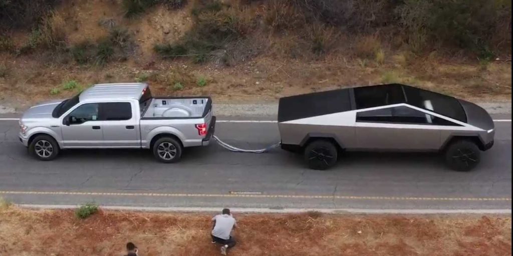Ford reta a Tesla Cybertruck después de que su camioneta F-150 fue arrastrada por la de Elon Musk