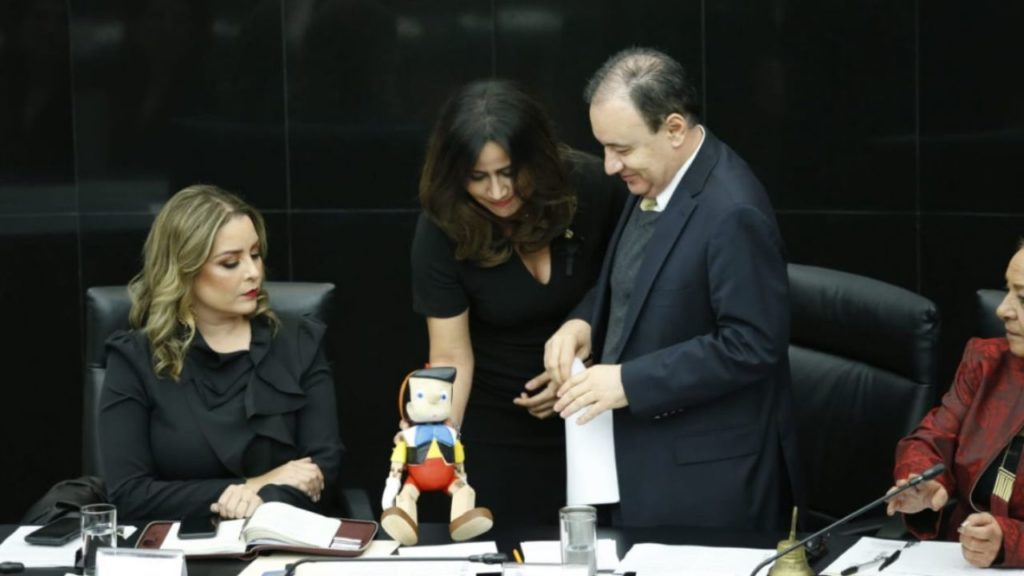 Le regalan un Pinocho y le piden que dejen de mentir a Alfonso Durazo en comparecencia en el Senado
