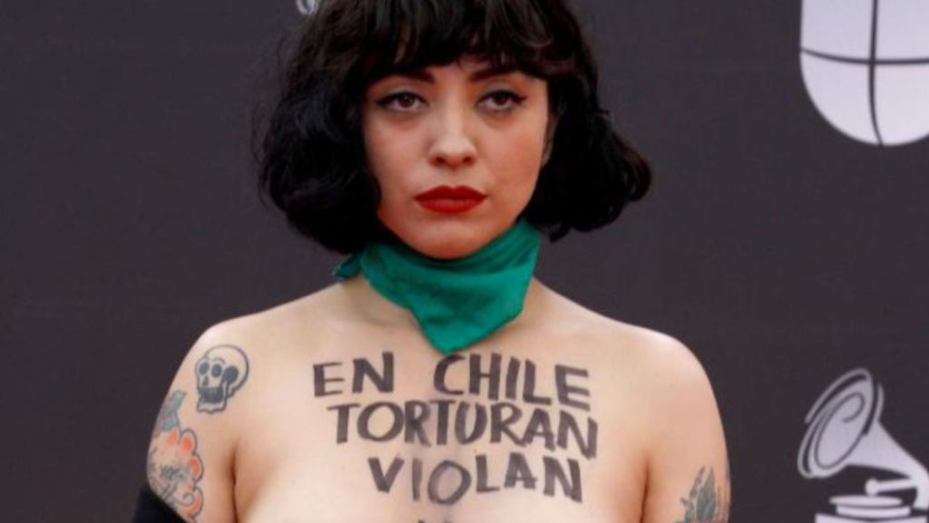 Policía de Chile denuncia a la cantante Mon Laferte por declaraciones contra carabineros