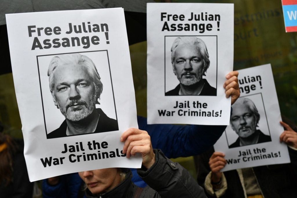 Suecia cierra investigación por violación contra Julian Assange, pero sigue preso
