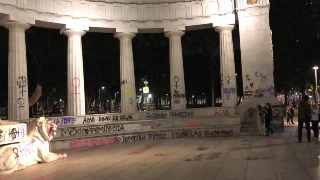 Mujeres encapuchadas dañan monumentos históricos durante marcha feminista en CDMX