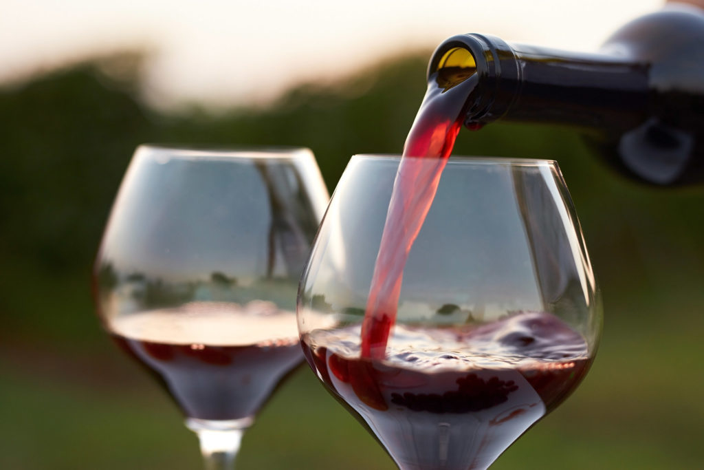 Compuestos químicos en una copa de vino tinto podría prevenir enfermedades revela nuevo estudio