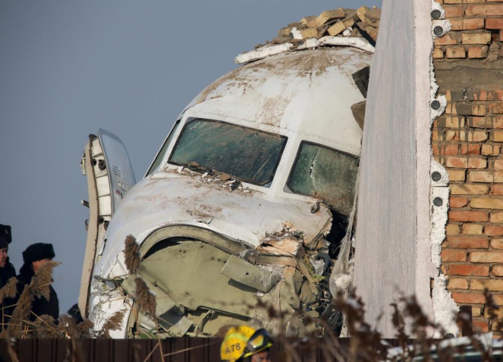 Avión de pasajeros se estrella en Kazajistán hay doce personas muertas y sesenta heridas