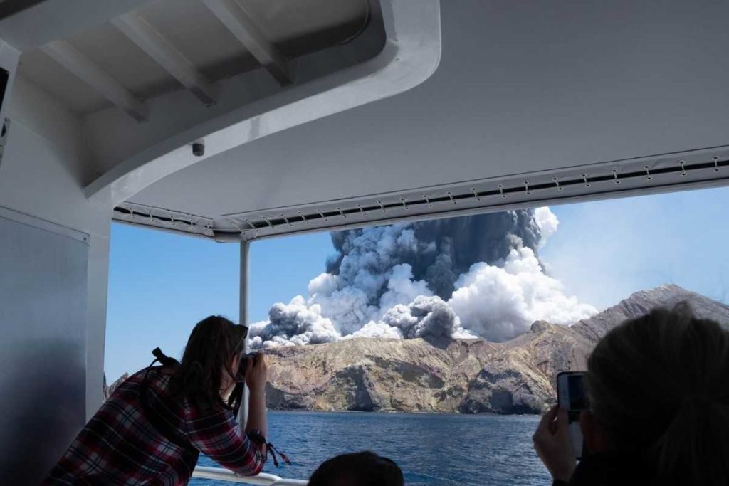 Por lo menos cinco personas murieron y 18 más están heridas tras erupción del volcán Whakaari