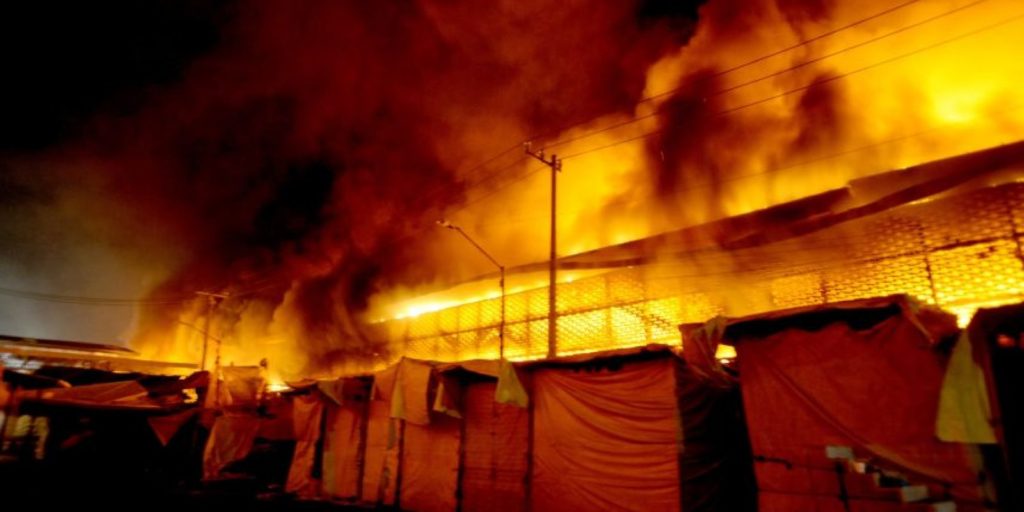 Fuerte incendio en La Merced deja 2 muertos, 8 lesionados y 600 locales dañados