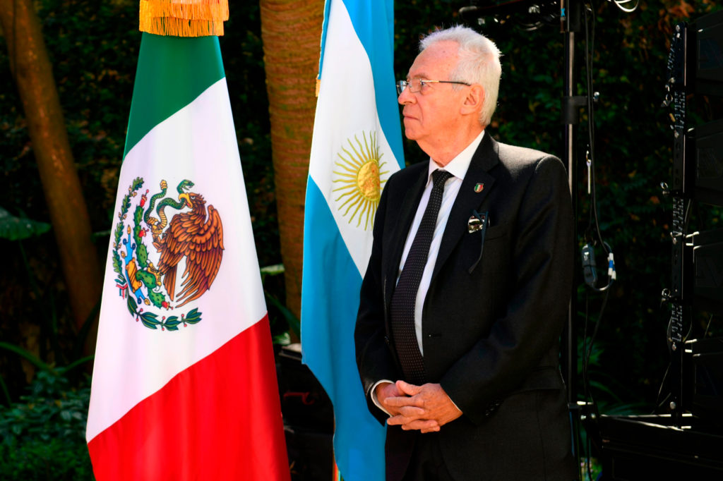 Suspenden y ordenan regresar a embajador de México en Argentina por… ¡Robarse un libro!