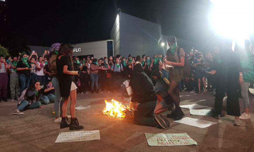 Mujeres protestan y queman libros en la Feria Internacional de Libro de Guadalajara