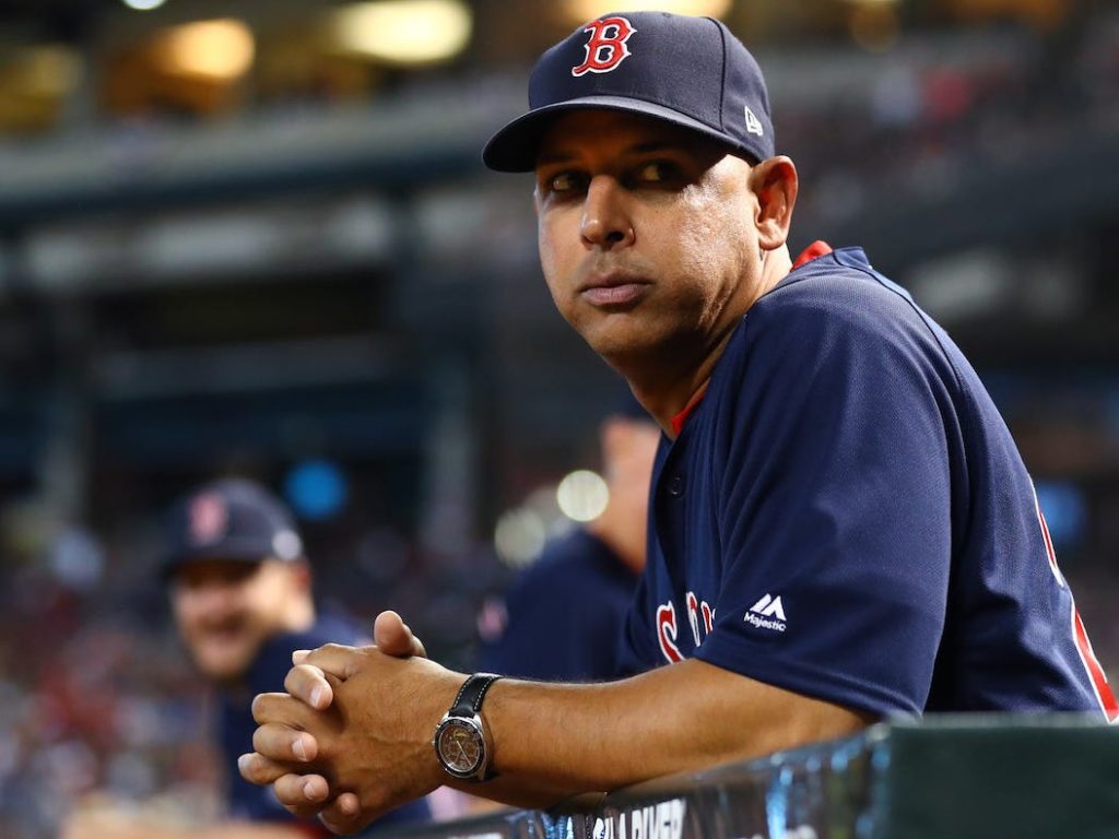 Despiden al manager Alex Cora por el escándalo de robo de señales