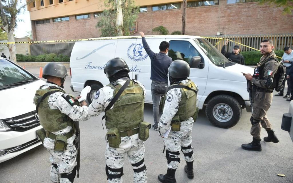 Arrestan al abuelo del niño que realizó el tiroteo en el Colegio Cervantes de Torreón, las armas eran de él