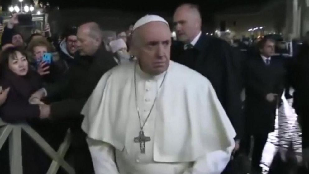 Ofrece disculpas el Papa Francisco después de darle manotazos a una mujer
