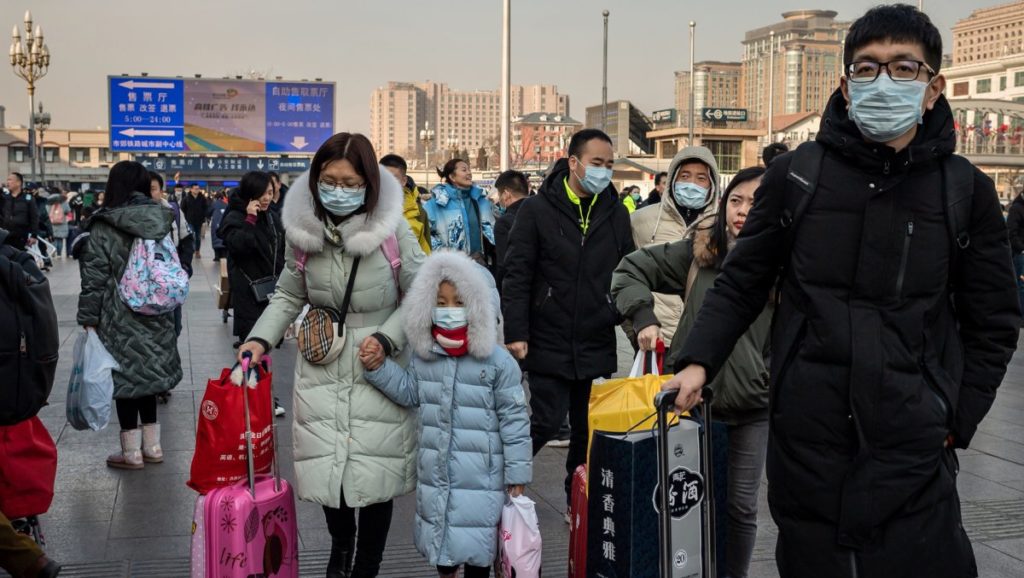 Llega a 425 los muertos por coronavirus y a 20,438 las personas contagiadas en China