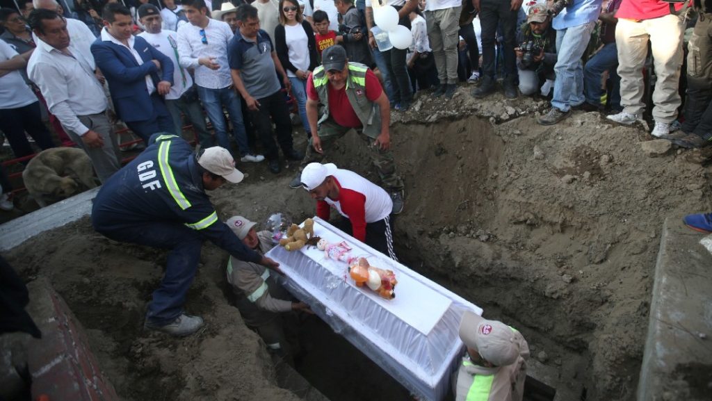 Con mariachis, globos y peluches, familiares y amigos enterraron el cuerpo de la niña Fátima