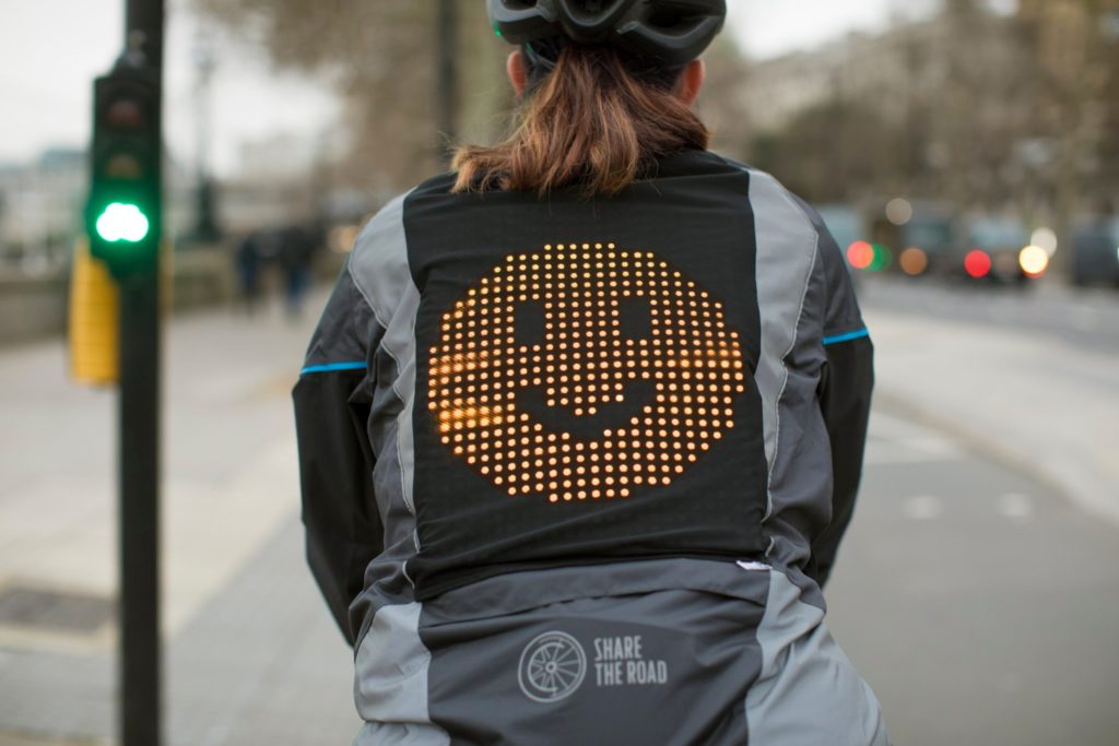 Ford crea una chamarra especial para ciclistas con emojis luminosos incluidos