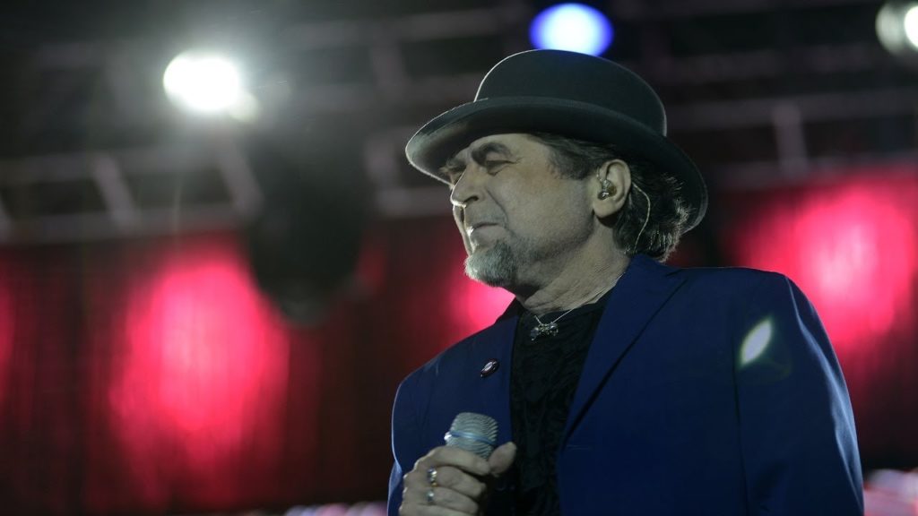 Operan por derrame cerebral a Joaquín Sabina después de su caída en concierto