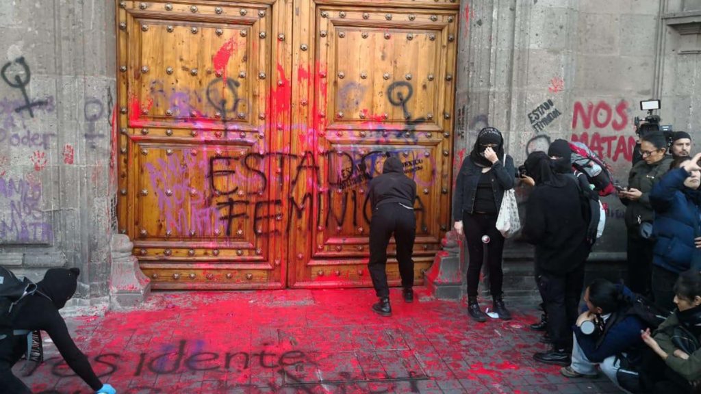 Mujeres protestan contra feminicidios en Palacio Nacional, no las recibe López Obrador