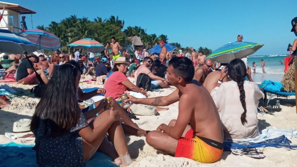 Protestan con picnic masivo en Playa Mamitas de Playa del Carmen por arresto de dos turistas