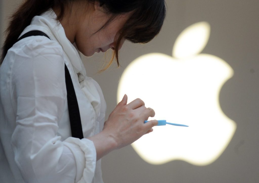 Apple enfrenta demanda colectiva, pagaría 500 mdd por hacer lentos con actualizaciones los iPhones